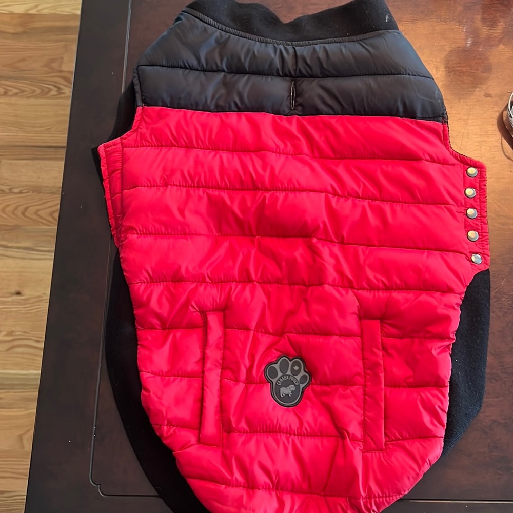 Down filled dog coat! Used 1x, good condition, uses 1xRed with black lining